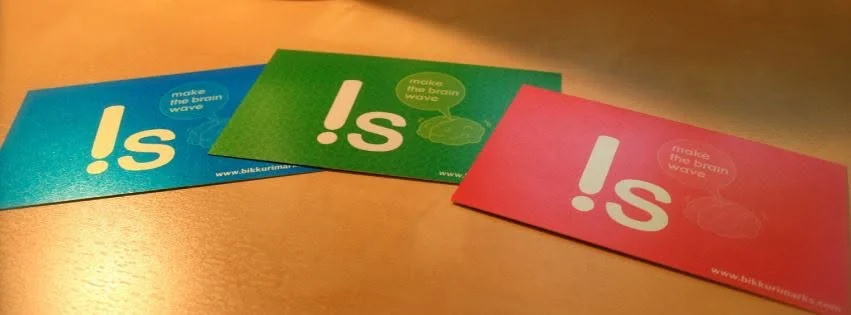 2010年から2022年まで使っていた旧ロゴの名刺（青・緑・ピンク）